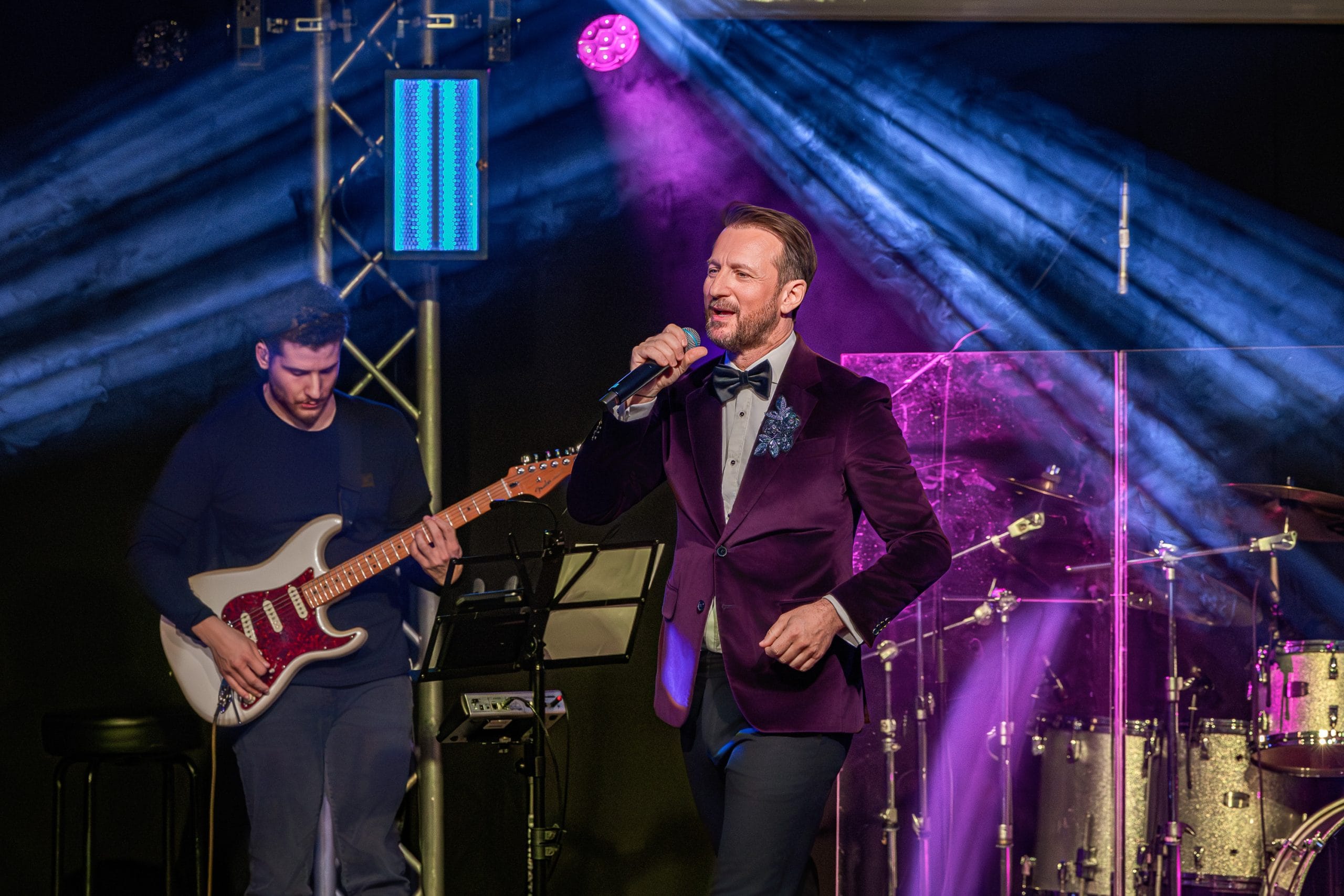 live event photography in montreal man singing on stage